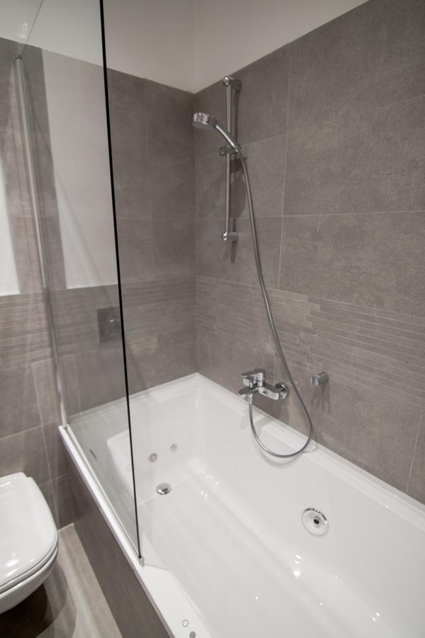 Doppelzimmer mit Whirlpool-Badewanne